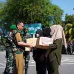 Wali Kota Pontianak, Edi Rusdi Kamtono turut menyerahkan bantuan paket sembako dari TNI AD. (Foto: Prokopim For KalbarOnline.com)