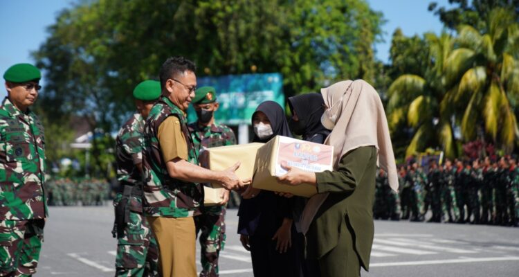 Wali Kota Pontianak, Edi Rusdi Kamtono turut menyerahkan bantuan paket sembako dari TNI AD. (Foto: Prokopim For KalbarOnline.com)