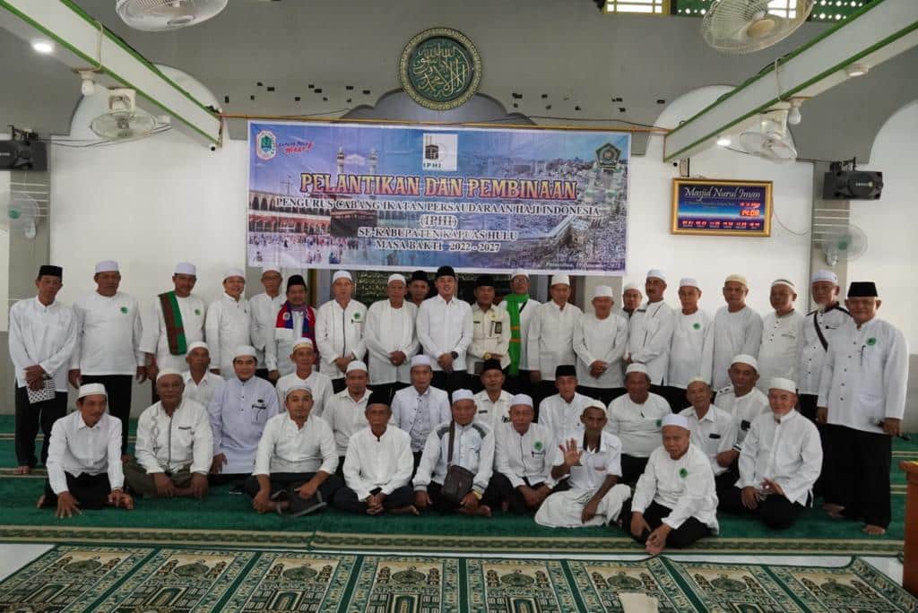 Wakil Bupati Kapuas Hulu, Wahyudi Hidayat foto bersama para pengurus cabang IPHI se-Kabupaten Kapuas Hulu, di Masjid Nurul Iman, Kecamatan Putussibau Utara. (Foto: Ishaq)