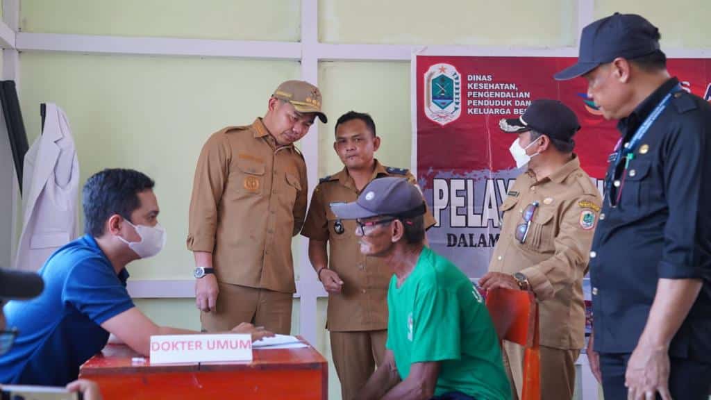 Bupati Kapuas Hulu, Fransiskus Diaan meninjau langsung proses pelaksanaan Pelayanan Kesehatan Bergerak (PKB) di Desa Sekulat, Kecamatan Selimbau. (Foto: Ishaq)