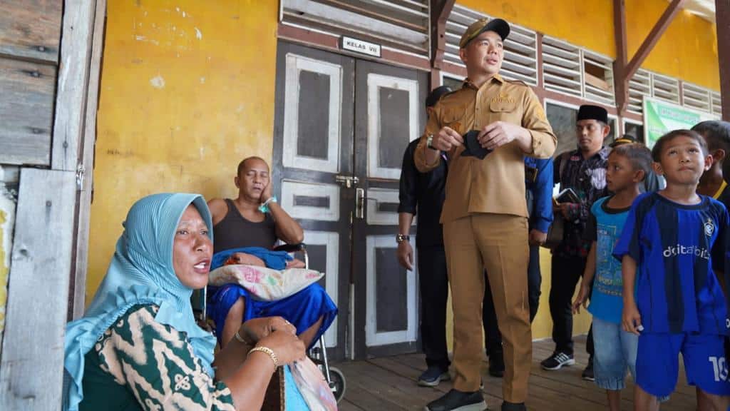 Bupati Kapuas Hulu, Fransiskus Diaan berbincang bersama sejumlah warga di sela-sela meninjau langsung proses pelaksanaan Pelayanan Kesehatan Bergerak (PKB) di Desa Sekulat, Kecamatan Selimbau. (Foto: Ishaq)