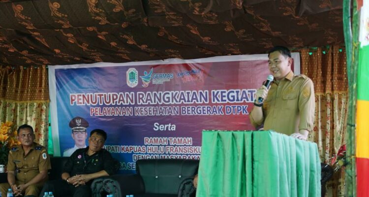 Bupati Kapuas Hulu, Fransiskus Diaan memberikan kata sambutan dalam acara penutupan kegiatan Pelayanan Kesehatan Bergerak (PKB) di Desa Sekulat, Kecamatan Selimbau. (Foto: Ishaq)