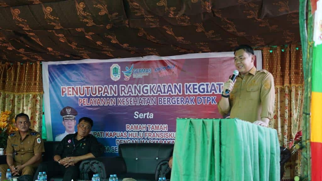 Bupati Kapuas Hulu, Fransiskus Diaan memberikan kata sambutan dalam acara penutupan kegiatan Pelayanan Kesehatan Bergerak (PKB) di Desa Sekulat, Kecamatan Selimbau. (Foto: Ishaq)