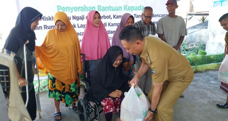Wali Kota Pontianak, Edi Rusdi Kamtono menyerahkan bantuan sembako dari Baznas Kalbar kepada warga Kelurahan Tambelan Sampit. (Foto: Prokopim For KalbarOnline.com)