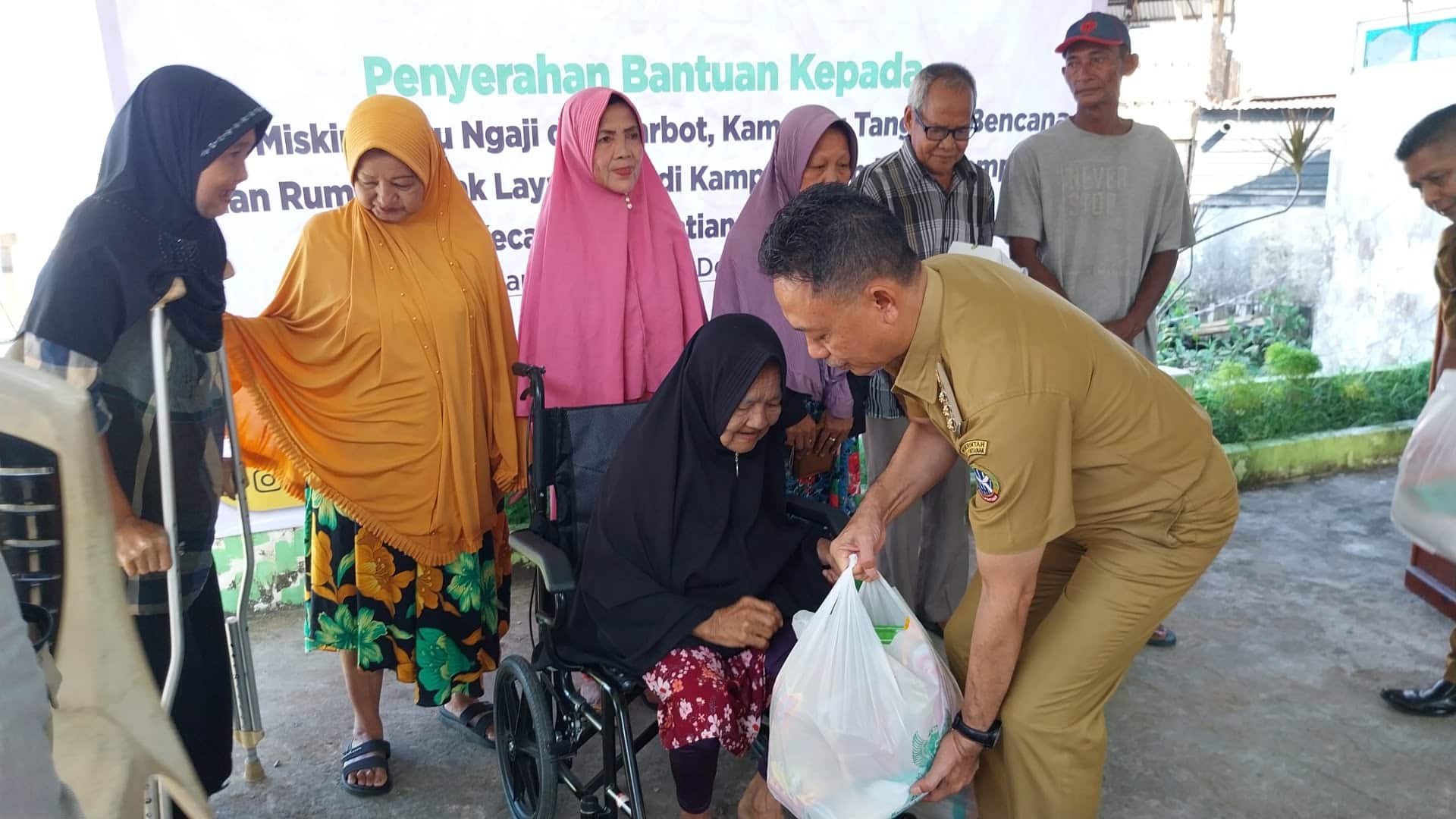 Wali Kota Pontianak, Edi Rusdi Kamtono menyerahkan bantuan sembako dari Baznas Kalbar kepada warga Kelurahan Tambelan Sampit. (Foto: Prokopim For KalbarOnline.com)