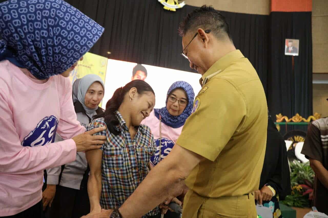 Wali Kota Pontianak, Edi Rusdi Kamtono bercengkrama dengan penyandang disabilitas. (Foto: Kominfo For KalbarOnline.com)