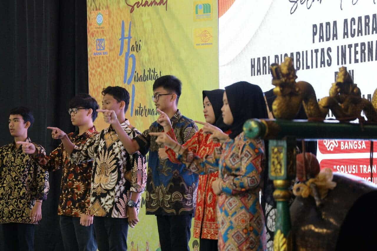 Penyandang disabilitas mempersembahkan penampilan lagu Manusia Kuat dari Tulus dengan menggunakan bahasa isyarat, di Gedung Pontianak Convention Center, Selasa (20/12/2022). (Foto: Kominfo For KalbarOnline.com)