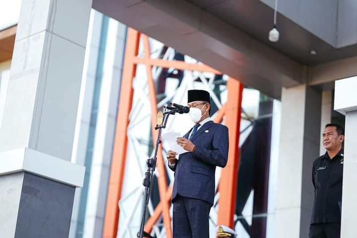 Wakil Bupati Ketapang, Farhan membacakan pidato Presiden RI, Joko Widodo saat menjadi inspektur upacara pada peringatan Hari Bela Negara (HBN) ke-74 tahun 2022, di Halaman Kantor Bupati Ketapang, Senin (19/12/2022). (Foto: Adi LC)