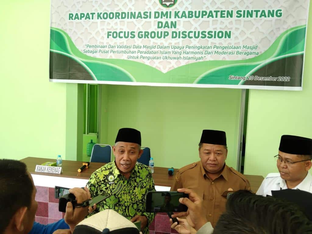 Dewan Masjid (DMI) Kabupaten Sintang memberikan keterangan pers, Selasa (20/12/2022). (Foto: Jauhari)