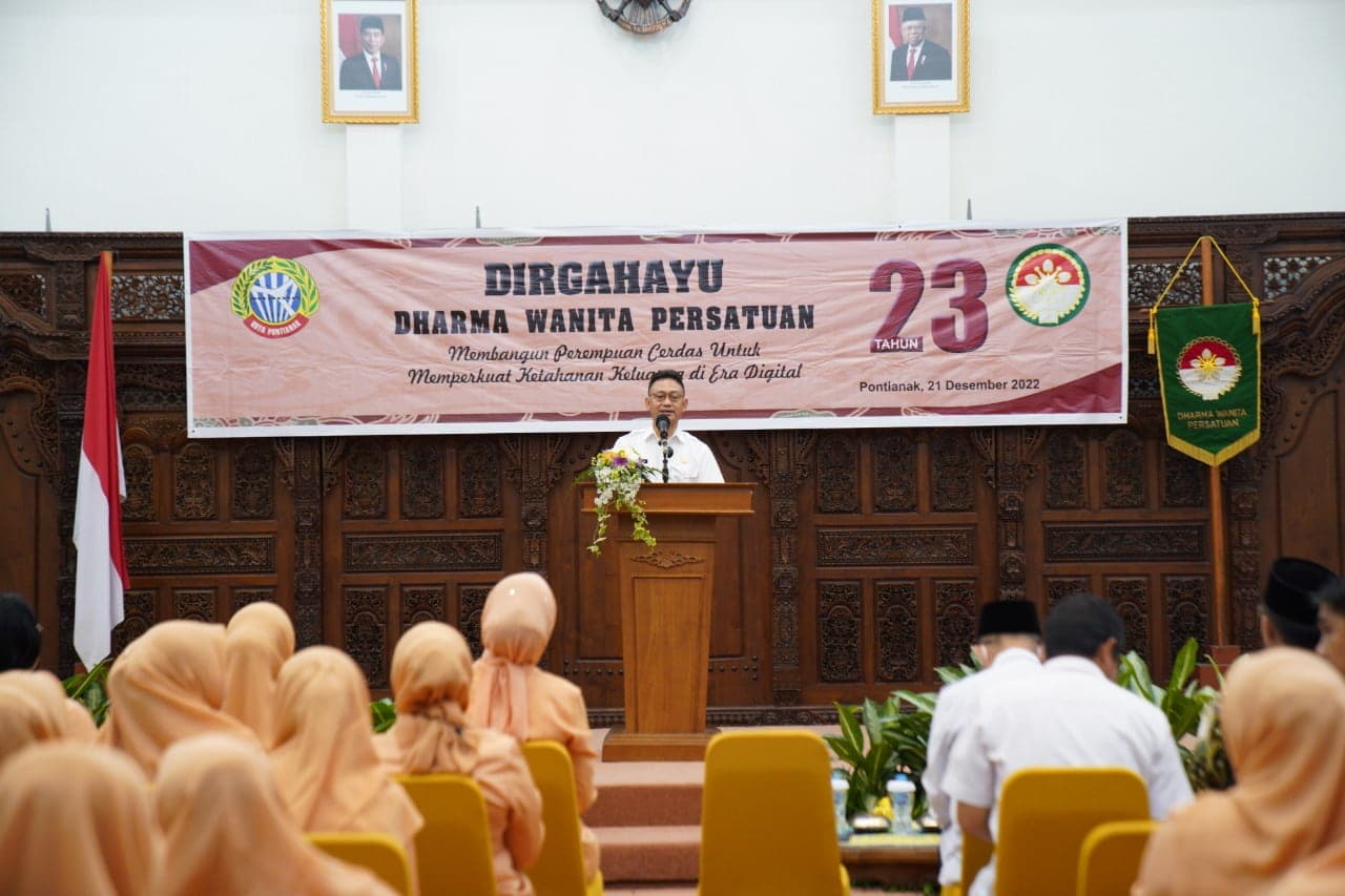 Wali Kota Pontianak, Edi Rusdi Kamtono memberikan sambutan pada HUT ke-23 Dharma Wanita Persatuan Kota Pontianak. (Foto Kominfo/Prokopim For KalbarOnline.com)