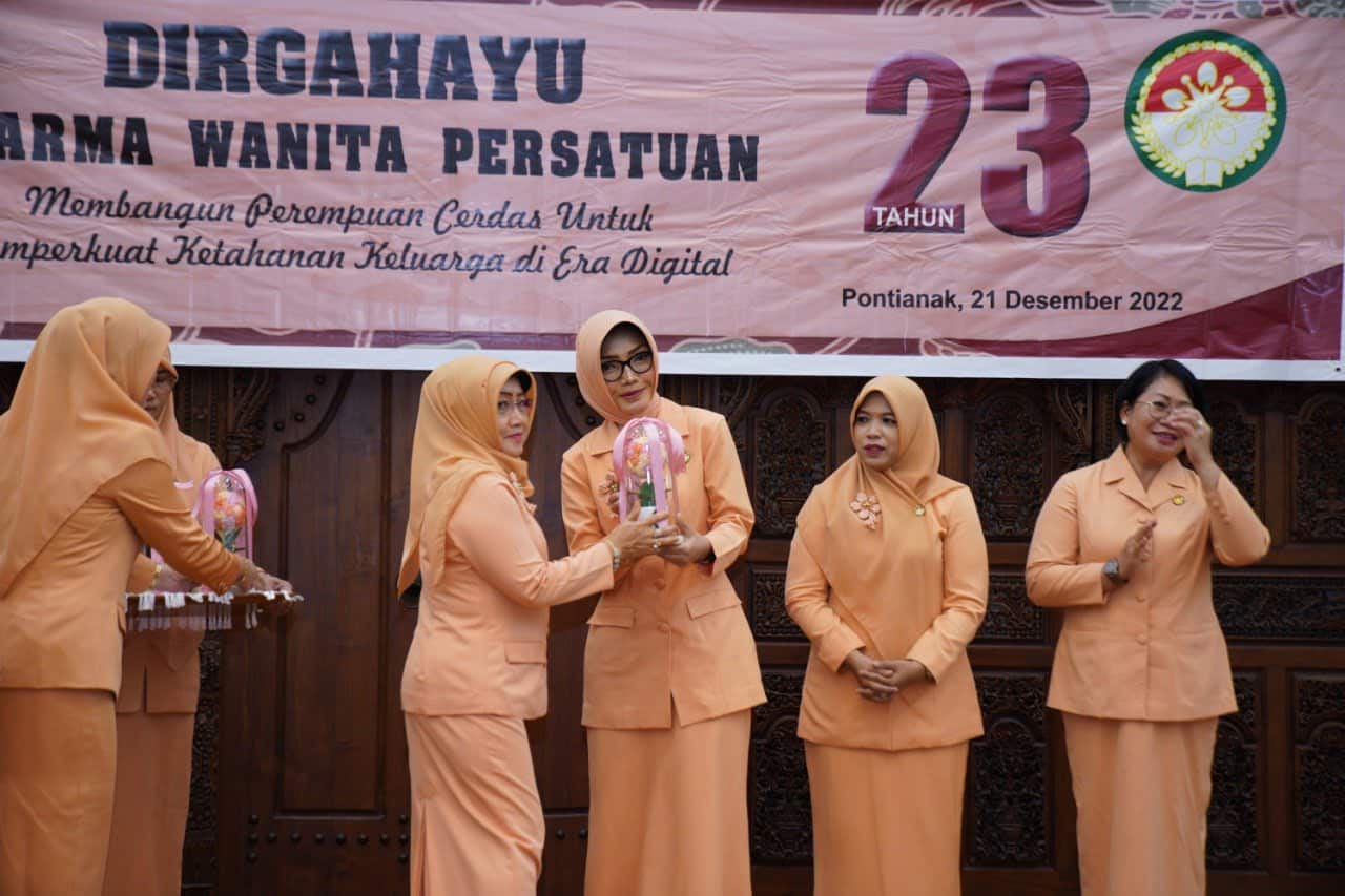Ketua Dharma Wanita Persatuan Kota Pontianak, Eka Suharti Aprilianti menyerahkan cenderamata kepada Penasehat Dharma Wanita Persatuan Kota Pontianak Yanieta Arbiastutie. (Foto Kominfo/Prokopim For KalbarOnline.com)