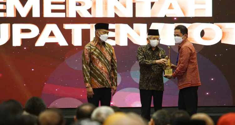 Wakil Presiden RI, KH Ma'ruf Amin menyerahkan trofi penghargaan Anugerah Revolusi Mental 2022 kepada Wakil Wali Kota Pontianak Bahasan di Hotel Borobudur Jakarta. (Foto: Prokopim For KalbarOnline.com)
