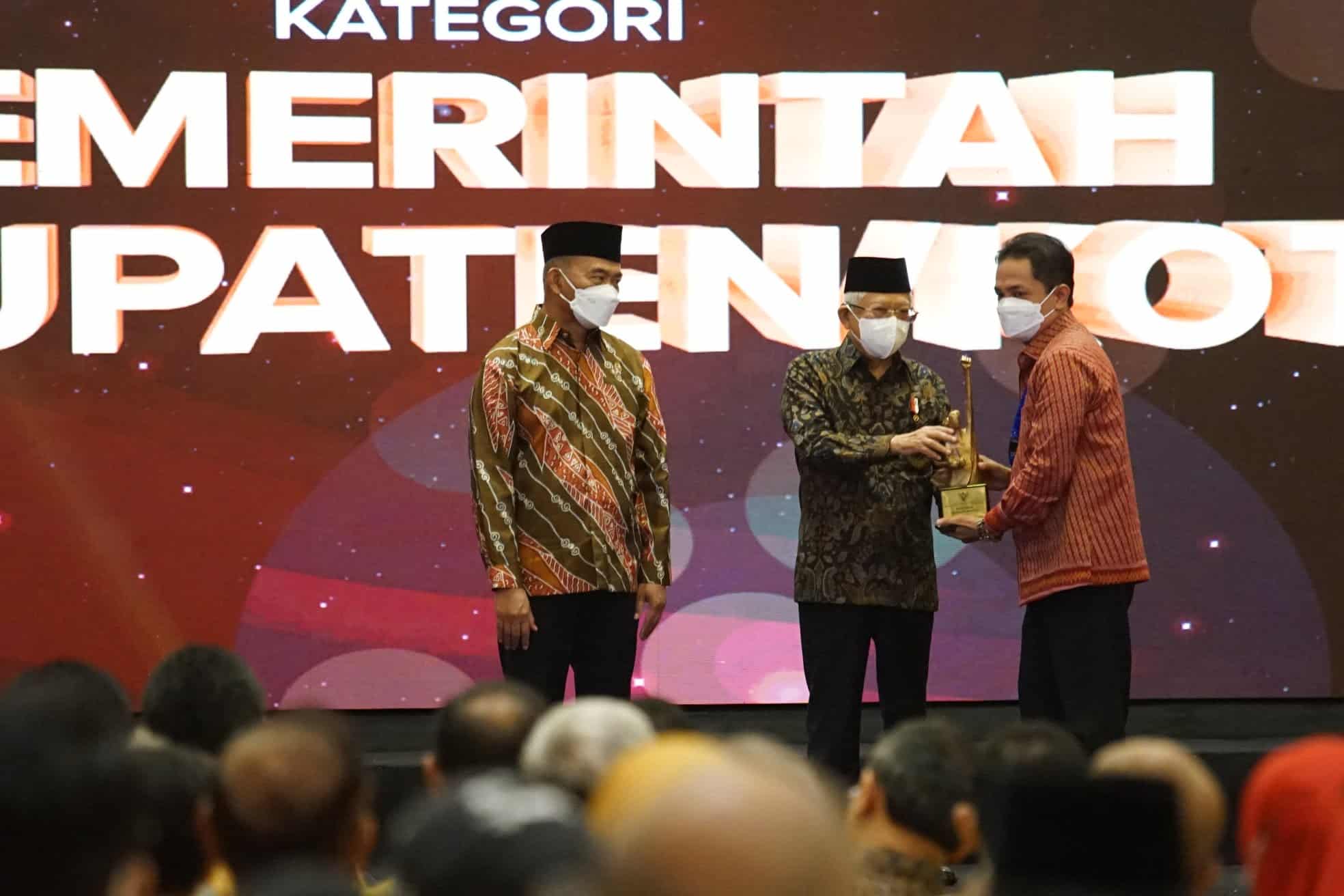Wakil Presiden RI, KH Ma'ruf Amin menyerahkan trofi penghargaan Anugerah Revolusi Mental 2022 kepada Wakil Wali Kota Pontianak Bahasan di Hotel Borobudur Jakarta. (Foto: Prokopim For KalbarOnline.com)