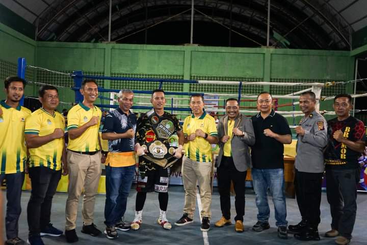 Foto bersama pada penutupan Kejuaraan Tinju Zona Kalimantan Borneo Boxing Championship Tahun 2022. (Foto: Adi LC)