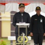 Bupati Kapuas Hulu, Fransiskus Diaan memimpin apel gelar pasukan operasi terpusat Lilin Kapuas 2022. (Foto: Ishaq)