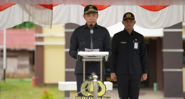 Bupati Kapuas Hulu, Fransiskus Diaan memimpin apel gelar pasukan operasi terpusat Lilin Kapuas 2022. (Foto: Ishaq)