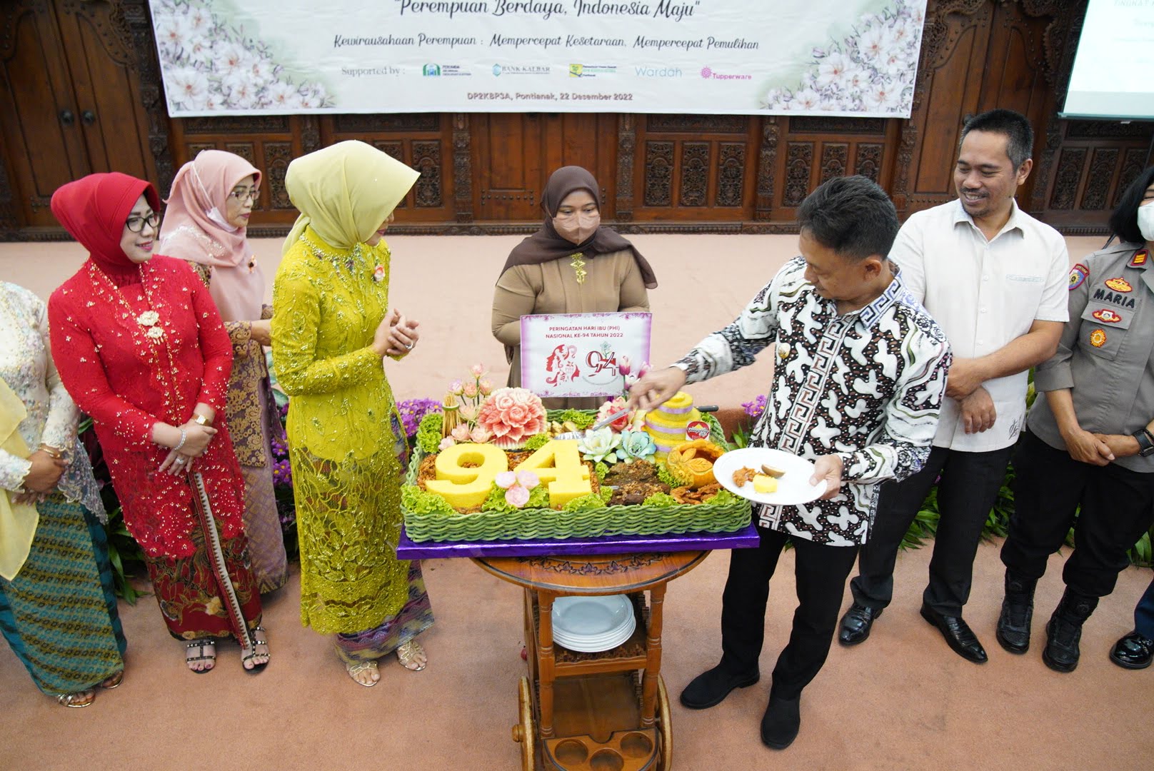 Wali Kota Pontianak, Edi Rusdi Kamtono memotong tumpeng pada peringatan Hari Ibu ke-94 tahun 2022. (Foto: Kominfo/Prokopim For KalbarOnline.com)
