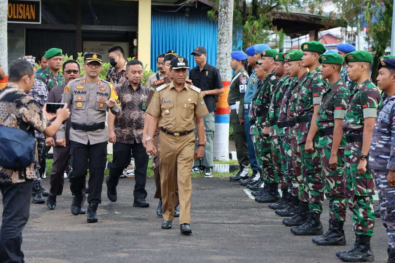 Wakil Bupati Ketapang, Farhan melakukan pemeriksaan pasukan Lilin Kapuas 2022, di halaman Mapolres Ketapang, Kamis (22/12/2022) pagi. (Foto: Adi LC)