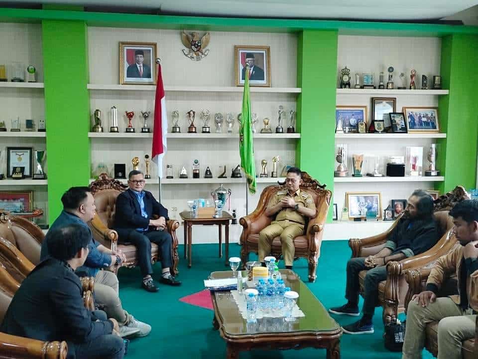 Wali Kota Pontianak, Edi Rusdi Kamtono menerima audiensi panitia pelaksana FFPK di Ruang VIP Wali Kota Pontianak, Selasa (20/12/2022). (Foto: Jauhari)