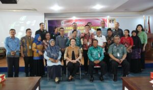 Sekretaris Daerah Kapuas Hulu, Mohd Zaini foto bersama dalam rapat stunting. (Ishaq)