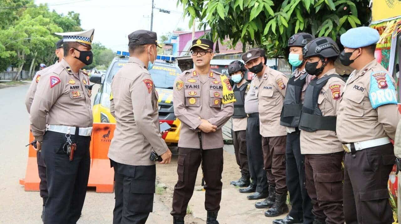 Kapolres Ketapang, AKBP Yani Permana melakukan pengecekan ke sejumlah Pos Pengamanan Nataru, Sabtu (24/22/2022). (Foto: Adi LC)