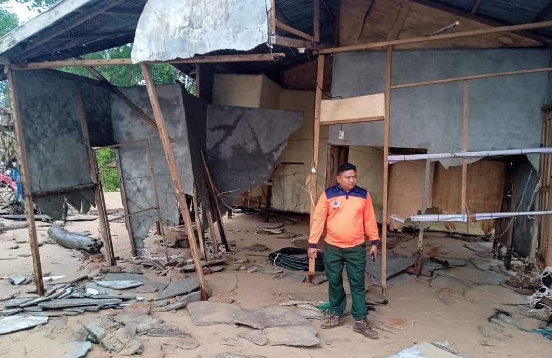 Empat unit rumah warga di Dusun Sungai Tengar, Desa Mekar Utama, Kecamatan Kendawangan, ambruk setelah dihantam gelombang dan angin kencang. (Foto: Adi LC)