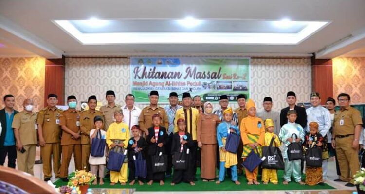 Foto bersama dengan anak-anak peserta khitanan massal di Aula Serba Guna Masjid Agung Al-Ikhlas Ketapang. (Foto: Adi LC)