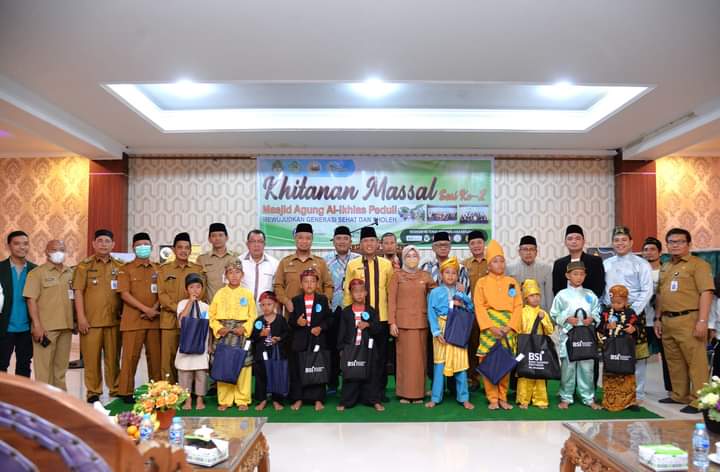 Foto bersama dengan anak-anak peserta khitanan massal di Aula Serba Guna Masjid Agung Al-Ikhlas Ketapang. (Foto: Adi LC)