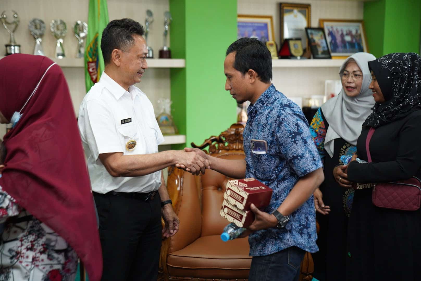 Wali Kota Pontianak, Edi Rusdi Kamtono bersalaman dengan warga penerima bansos untuk pengobatan. (Foto: Kominfo/Prokopim For KalbarOnline.com)