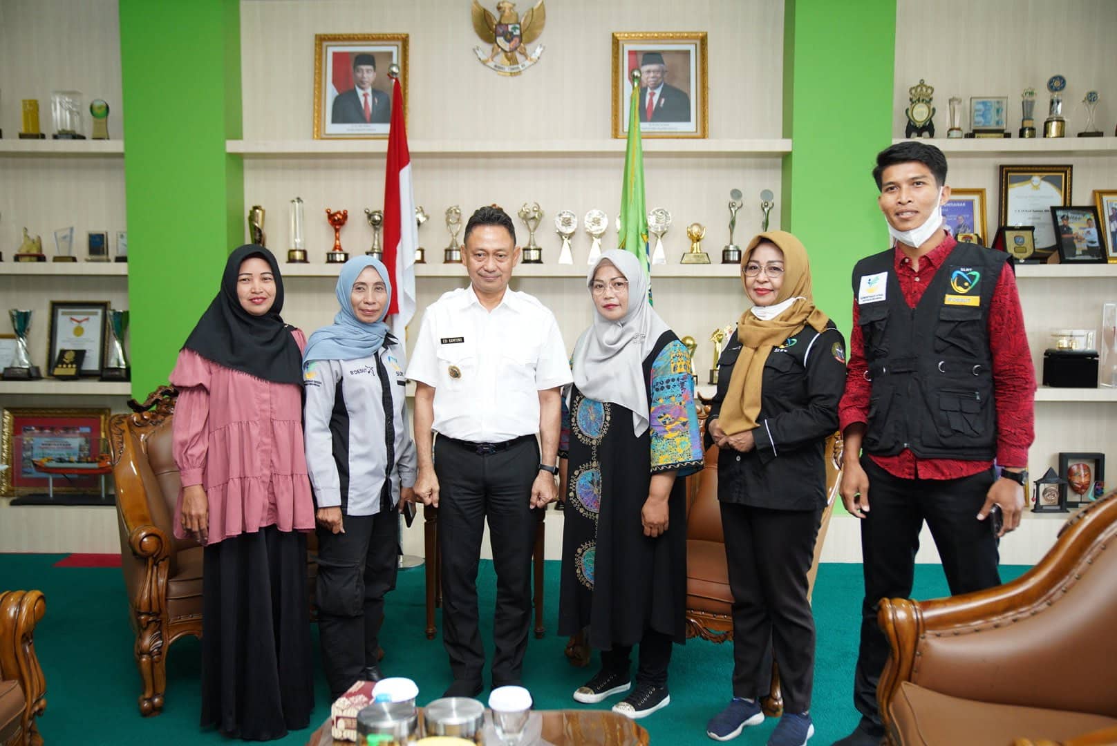Wali Kota Pontianak, Edi Rusdi Kamtono foto bersama penerima bansos kesehatan. (Foto: Kominfo/Prokopim For KalbarOnline.com)