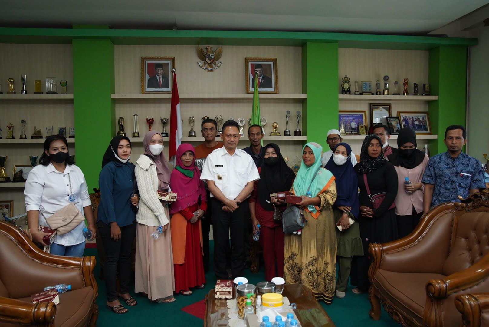 Wali Kota Pontianak, Edi Rusdi Kamtono foto bersama penerima bansos kesehatan. (Foto: Kominfo/Prokopim For KalbarOnline.com)