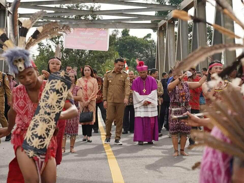 Bupati Kapuas Hulu, Fransiskus Diaan menghadiri peresmian Paroki dan pengukuhan Parochus Paroki Santo Yohanes Rasul dan Pengarang Injil. (Foto: Jauhari)