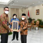 Direktur Utama PLN, Darmawan Prasodjo menerima penghargaan sebagai CEO Green Leadership Utama yang diberikan langsung oleh Wakil Presiden (Wapres) Republik Indonesia, Ma'ruf Amin. (Foto: PLN For KalbarOnline.com)