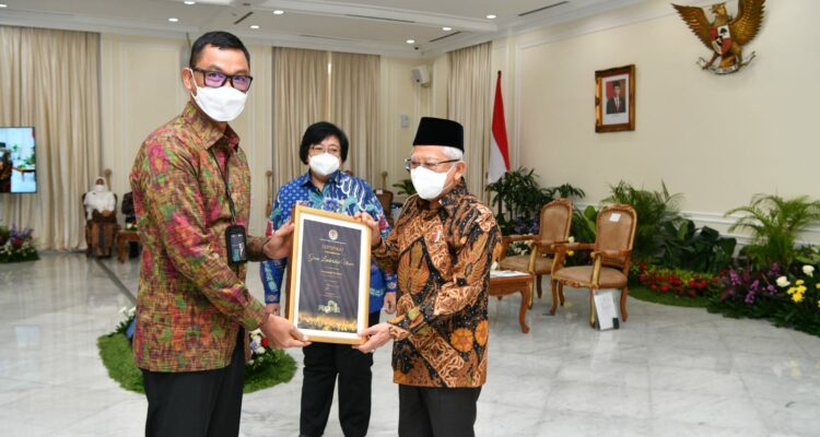 Direktur Utama PLN, Darmawan Prasodjo menerima penghargaan sebagai CEO Green Leadership Utama yang diberikan langsung oleh Wakil Presiden (Wapres) Republik Indonesia, Ma'ruf Amin. (Foto: PLN For KalbarOnline.com)