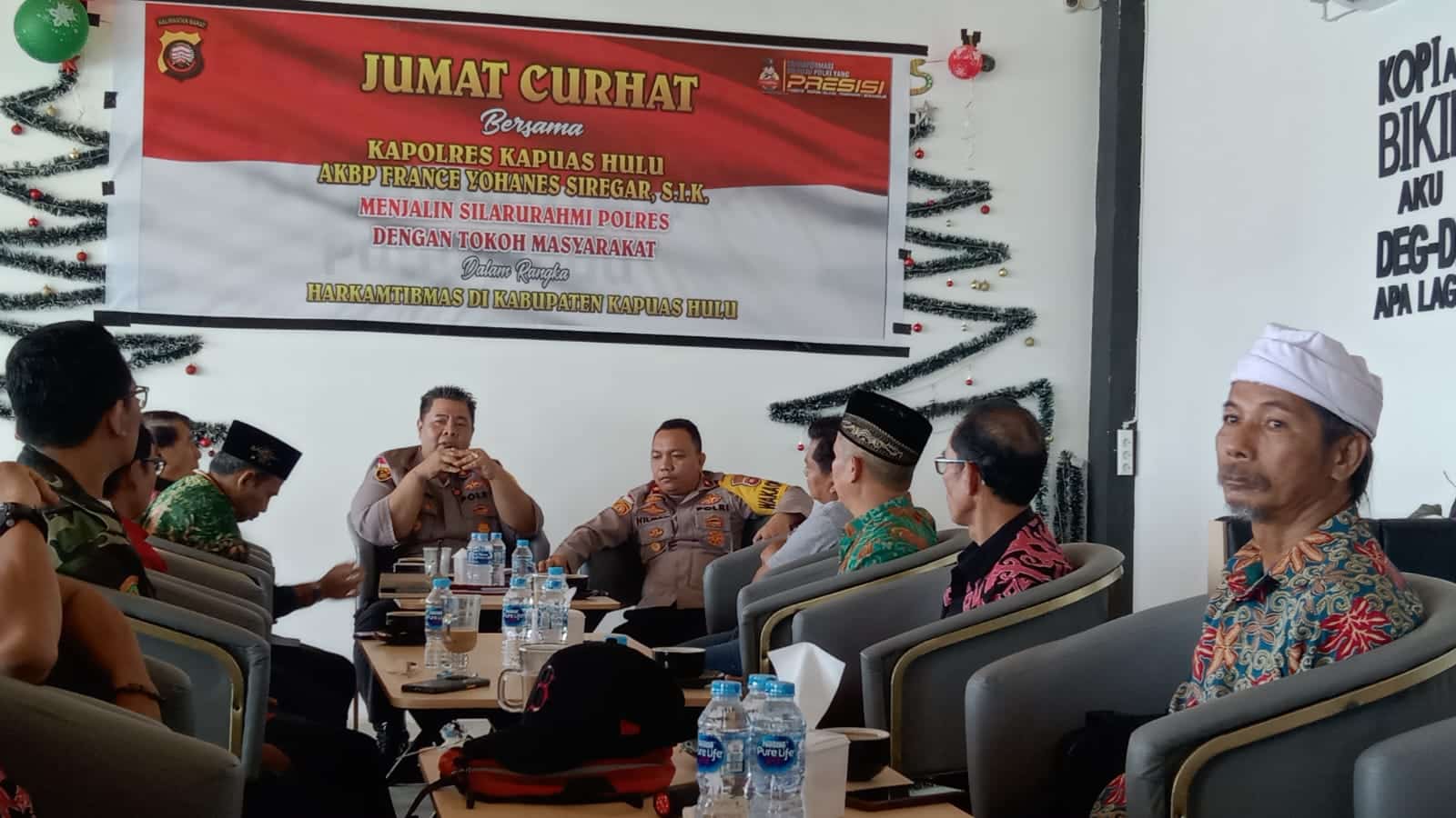 Kegiatan "Jum'at Curhat" yang dipimpin langsung oleh Kapolres Kapuas Hulu, AKBP France Yohanes Siregar ini dilaksanakan di Cafe "Kopi Dari Hati Putussibau". (Foto: Ishaq)