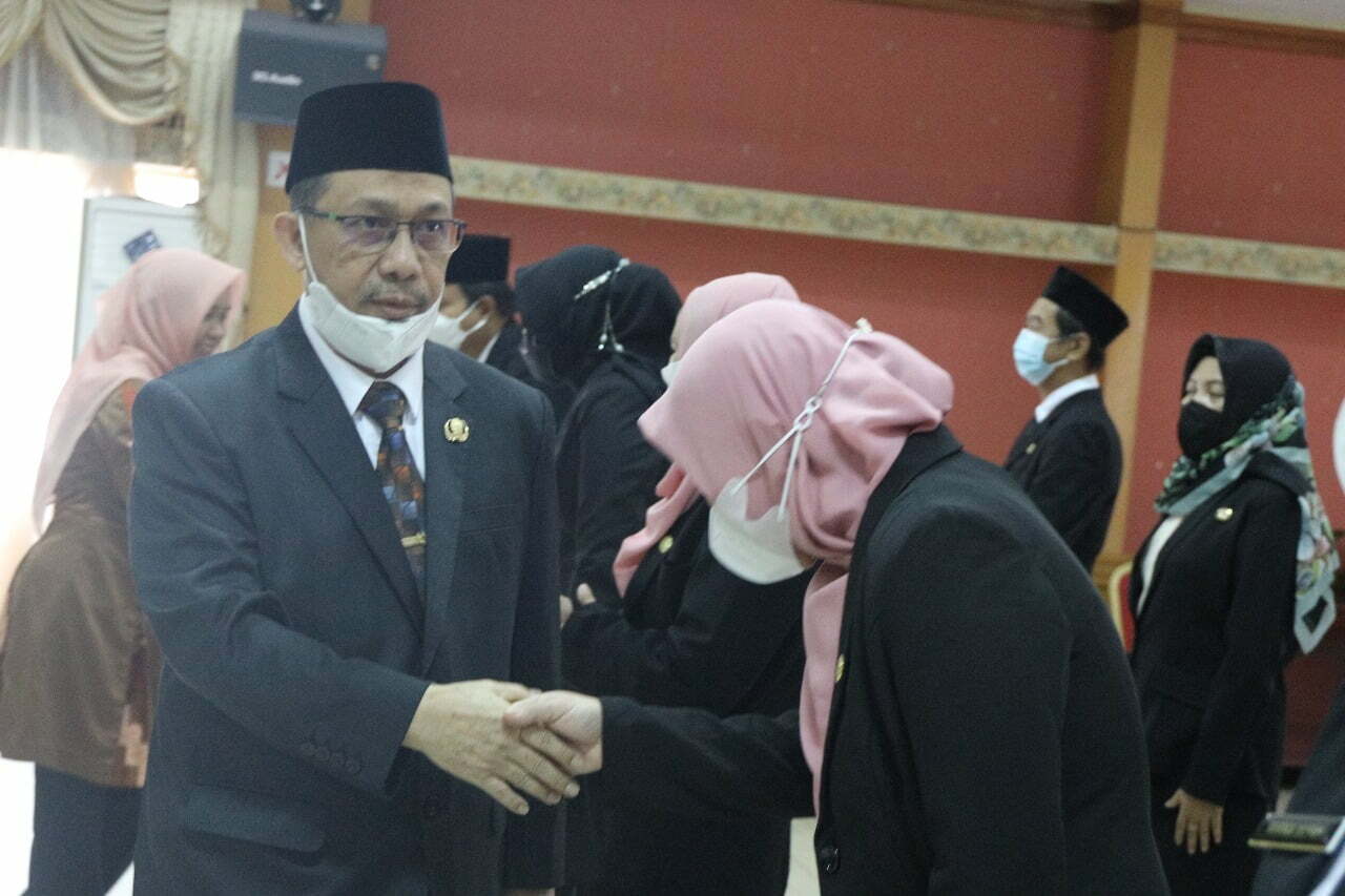 Sekda Kota Pontianak, Mulyadi memberikan ucapan selamat kepada para pejabat fungsional yang baru dilantik. (Foto: Kominfo For KalbarOnline.com)