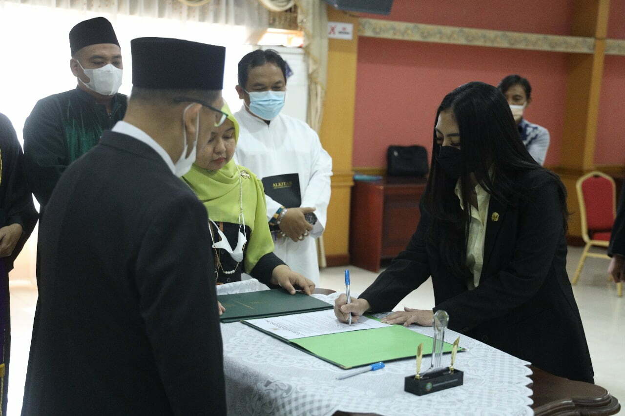 Satu di antara pejabat fungsional menandatangani berita acara pelantikan disaksikan Sekda Kota Pontianak, Mulyadi. (Foto: Kominfo For KalbarOnline.com)