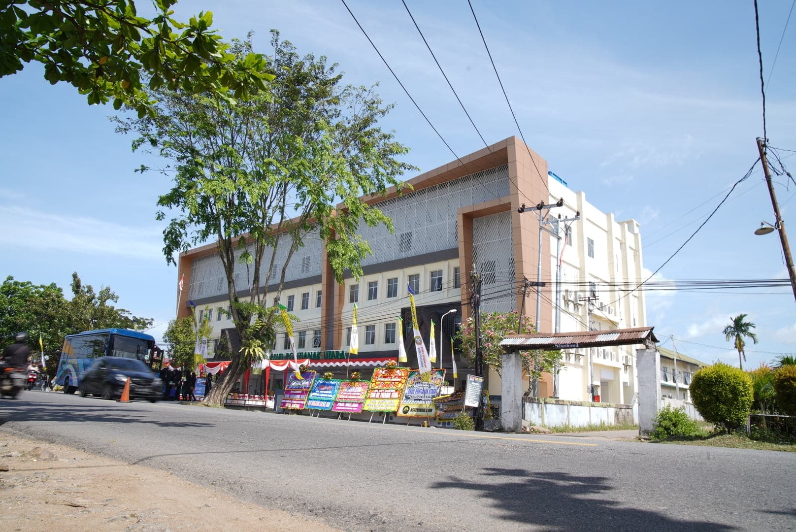 Gedung RSUD Pontianak Utara tipe D berdiri megah di Jalan Khatulistiwa. (Foto: Kominfo For KalbarOnline.com)