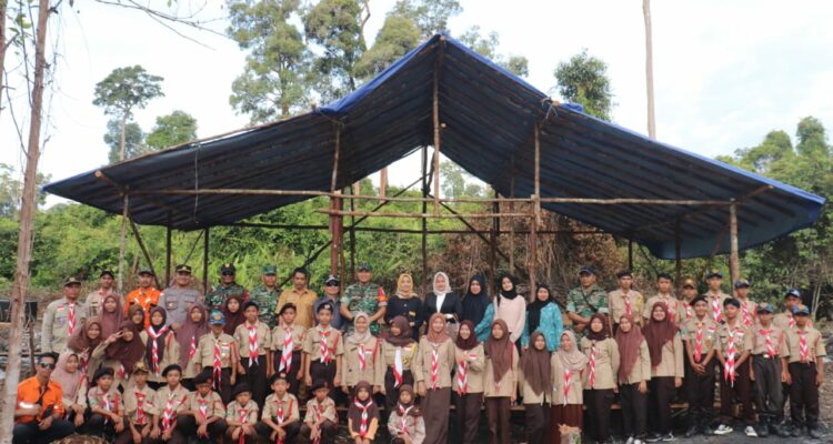 Dandim 1206 Putussibau, Letkol Inf Sri Widodo foto bersama para siswa dan siswi di lokasi Bumi Perkemahan Kirin Freya di Desa Ujung Said, Kecamatan Jongkong, Jumat (30/12/2022). (Foto: Ishaq)