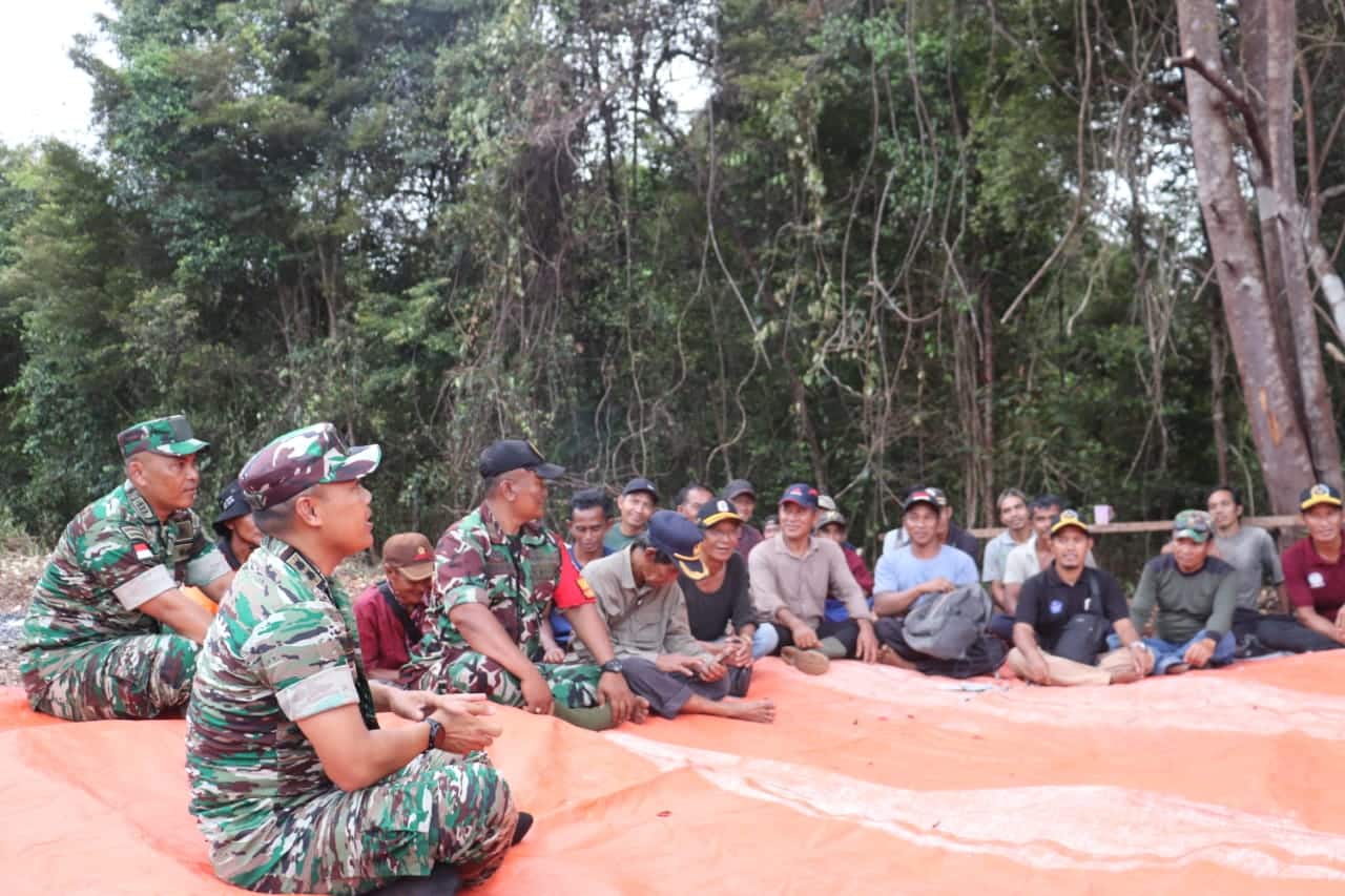 Suasana tatap muka dan silaturahmi antara Dandim 1206 Putussibau, Letkol Inf Sri Widodo bersama masyarakat Desa Ujung Said, Kecamatan Jongkong, Jumat (30/12/2022). (Foto: Ishaq)
