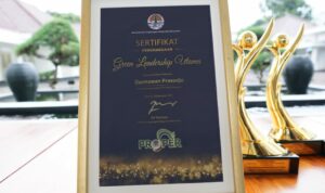 Penghargaan Green Leadership Utama 2022 dari Pemerintah Republik Indonesia kepada Dirut PLN, Darmawan Prasojo. (Foto: PLN For KalbarOnline.com)