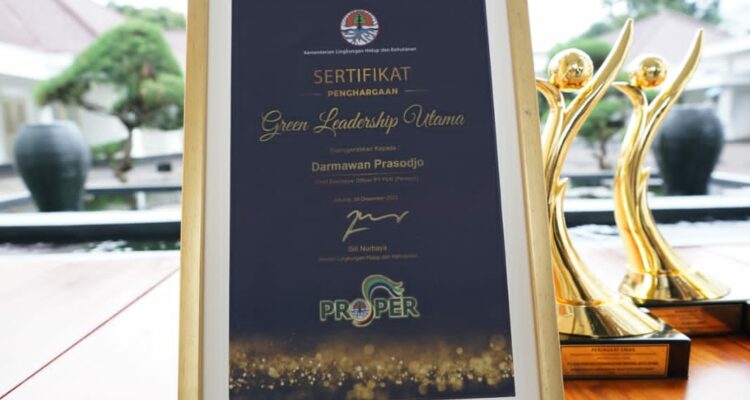 Penghargaan Green Leadership Utama 2022 dari Pemerintah Republik Indonesia kepada Dirut PLN, Darmawan Prasojo. (Foto: PLN For KalbarOnline.com)