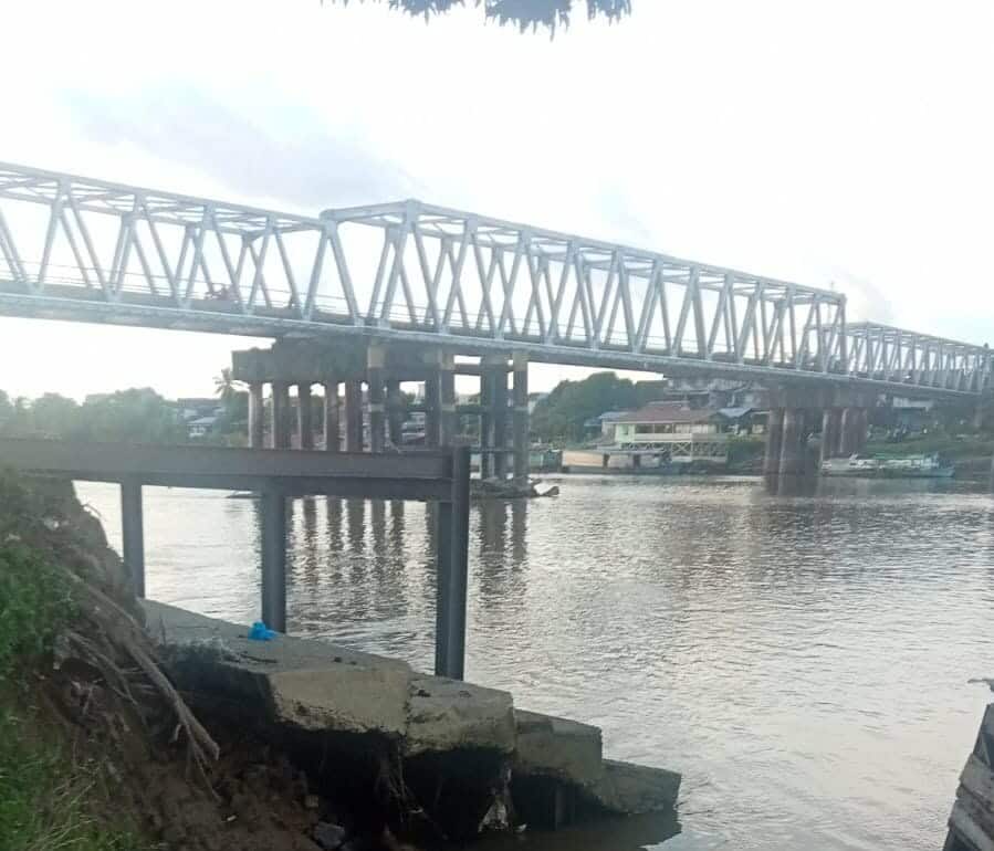 Kondisi abrasi dinilai dapat mengancam ketahanan Jembatan Uncak Kapuas. (Foto: Ishaq)