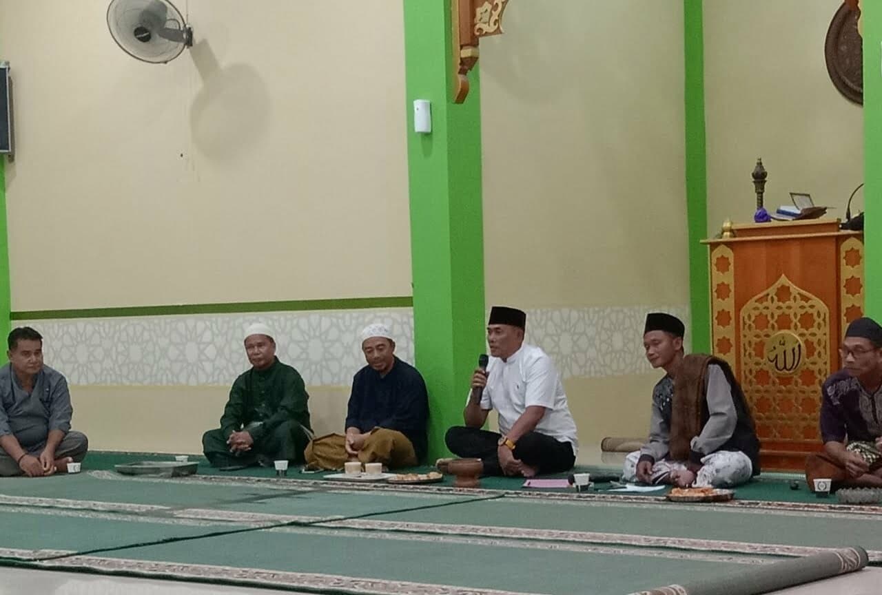 Ketua DPRD Kabupaten Kapuas Hulu, Kuswandi bersilaturahmi dengan warga Kampong Prajurit, Kelurahan Hilir Kantor Baru, di Masjid  Silaturahmi, Kamis (08/12/2022). (Foto: Ishaq)