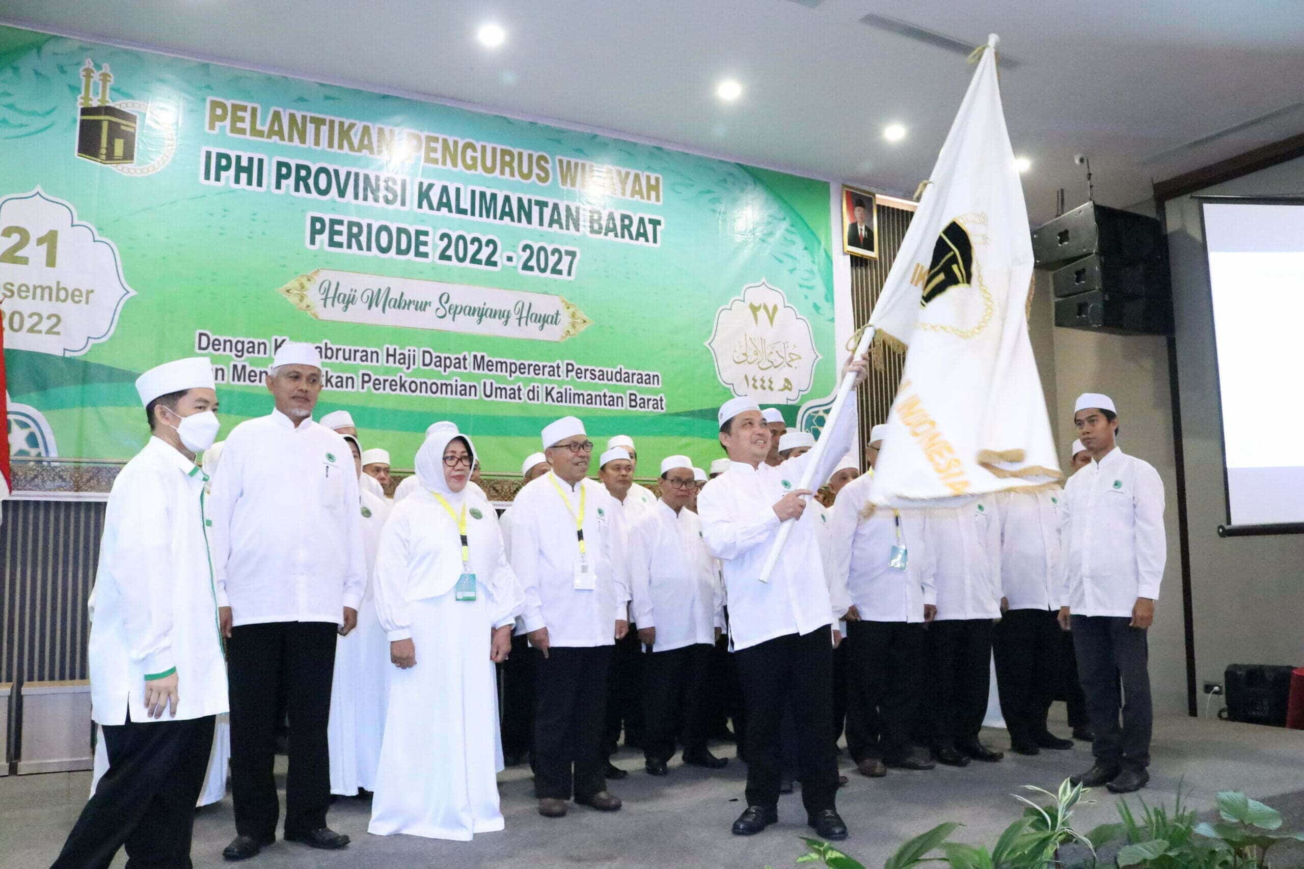 Ria Norsan mengibarkan bendera IPHI usai dirinya terpilih kembali menjadi Ketua PW IPHI Provinsi Kalbar untuk periode 2022 - 2027. (Foto: Biro Adpim For KalbarOnline.com)