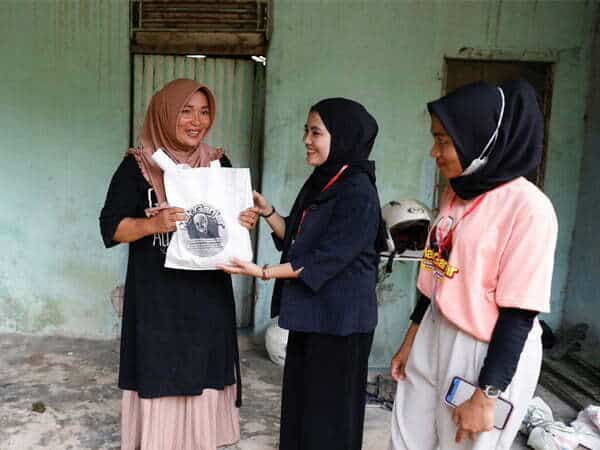 Relawan Mak Ganjar saat membagikan paket sembako kepada emak-emak di Kota Singkawang