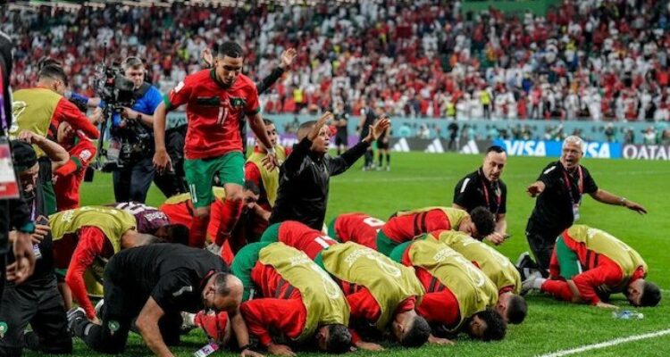 Selebrasi sujud syukur Timnas Maroko usai menyingkirkan Spanyol di 16 besar Piala Dunia 2022, Rabu (07/12/2022). (Foto: AP Photo/Martin Meissner)