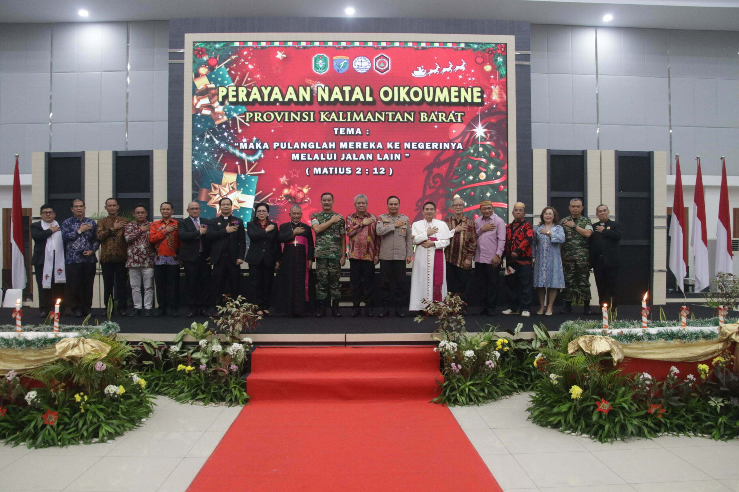 Sekda Kalbar, Harisson foto bersama saat menghadiri perayaan Natal Oikumene Umat Kristiani Provinsi Kalimantan Barat, di Aula Makodam XII Tanjungpura, Jumat (06/01/2023). (Foto: Biro Adpim For KalbarOnline.com)