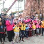Para anak yatim dan dhuafa bersuka cita mengikuti kegiatan "Berenang 100 Orang Anak Yatim dan Dhuafa" di Paradis Q Water Park, Kubu Raya, Sabtu (07/01/2023). (Foto: Biro Adpim For KalbarOnline.com)
