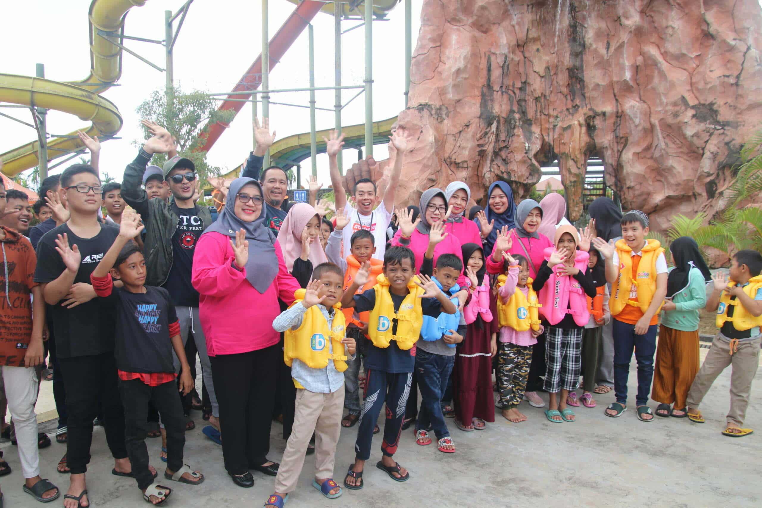 Para anak yatim dan dhuafa bersuka cita mengikuti kegiatan "Berenang 100 Orang Anak Yatim dan Dhuafa" di Paradis Q Water Park, Kubu Raya, Sabtu (07/01/2023). (Foto: Biro Adpim For KalbarOnline.com)